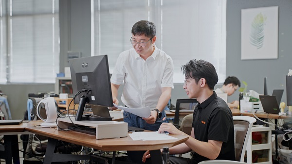 百創(chuàng)源研發(fā)部經理梁厚堃在討論新品設計工作
